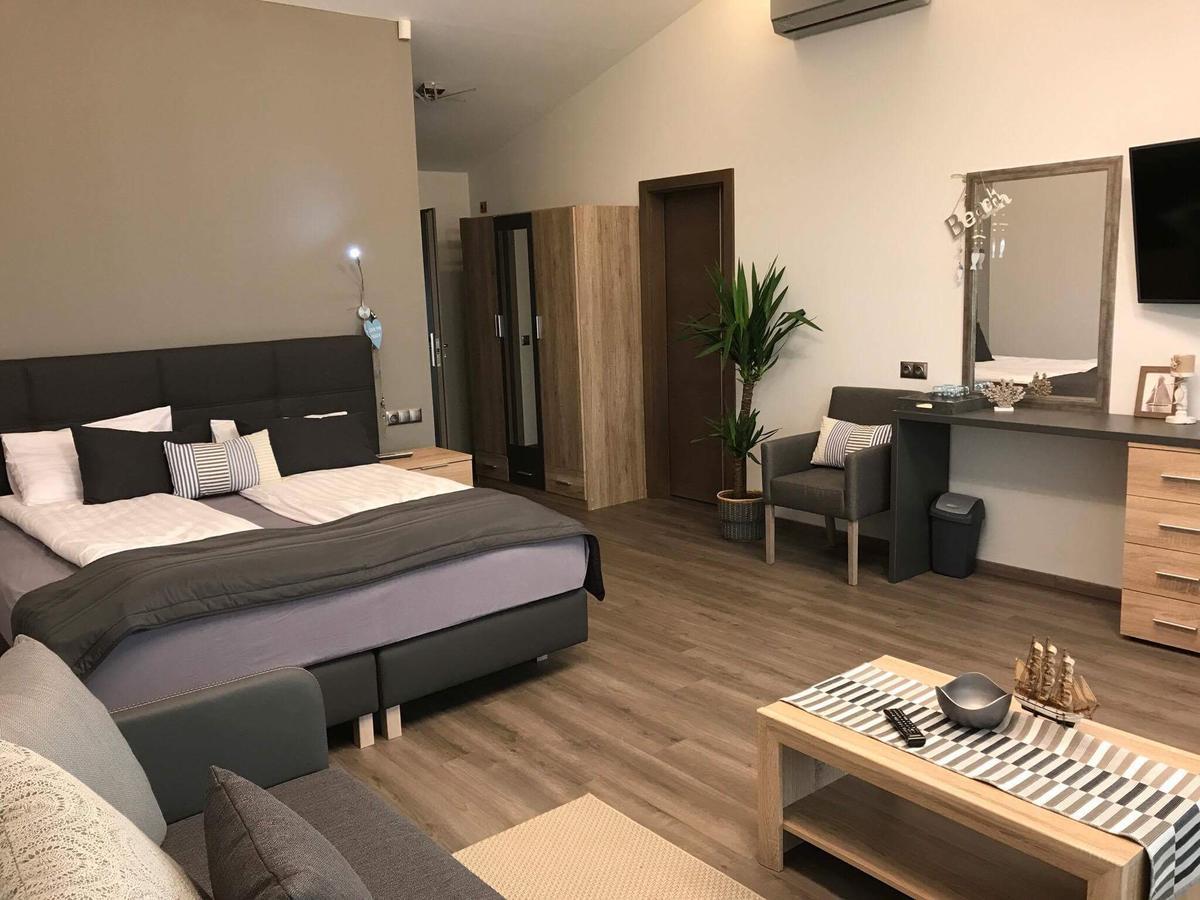 Calypso Lakeside Rooms & Lux Apartments Шиофок Экстерьер фото