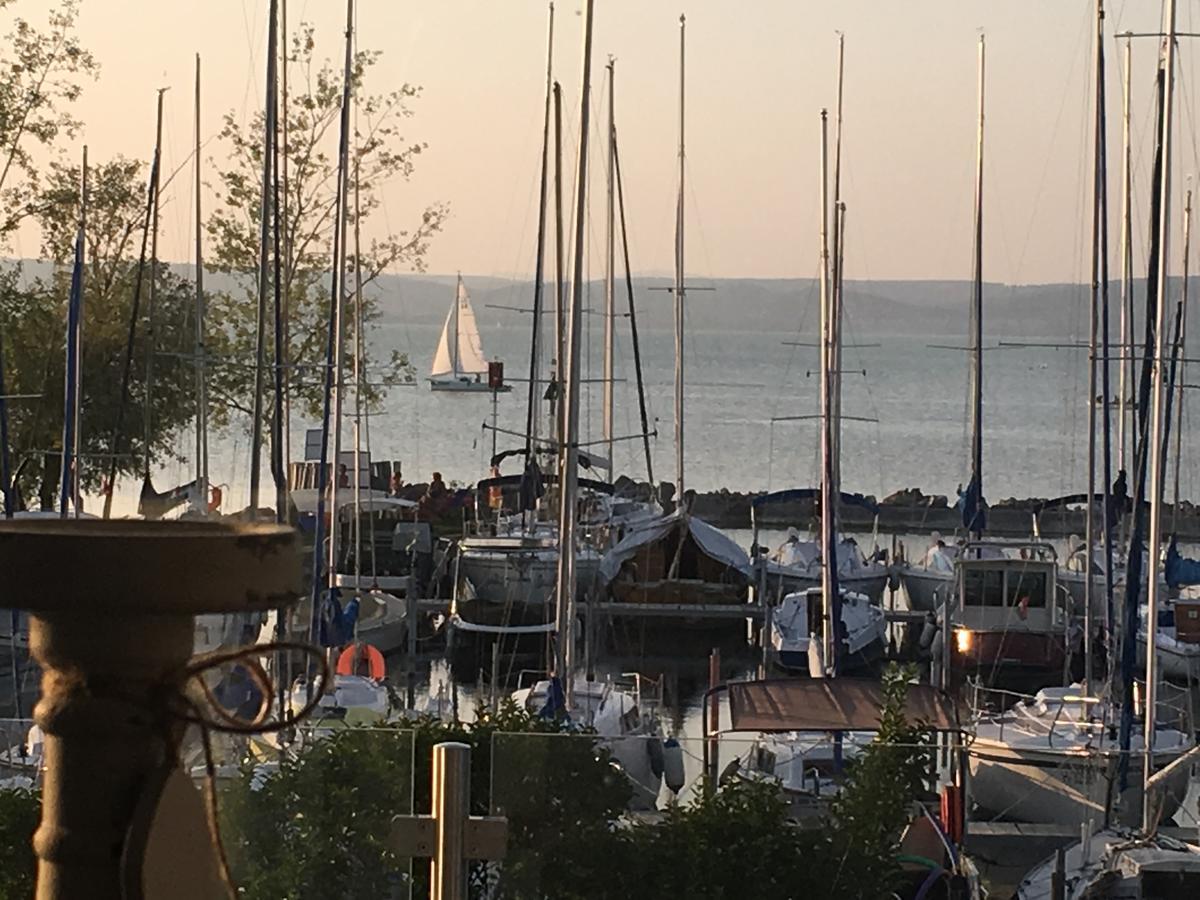 Calypso Lakeside Rooms & Lux Apartments Шиофок Экстерьер фото