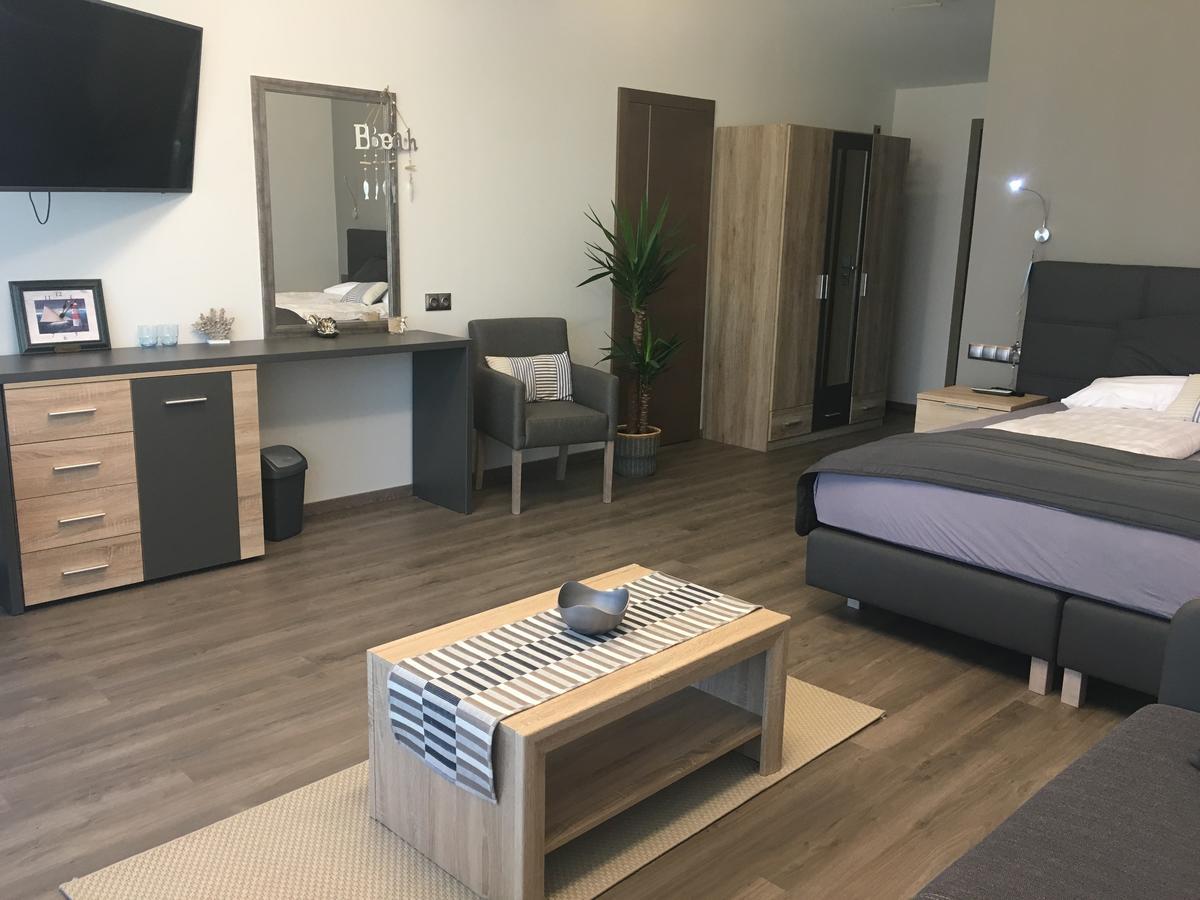 Calypso Lakeside Rooms & Lux Apartments Шиофок Экстерьер фото