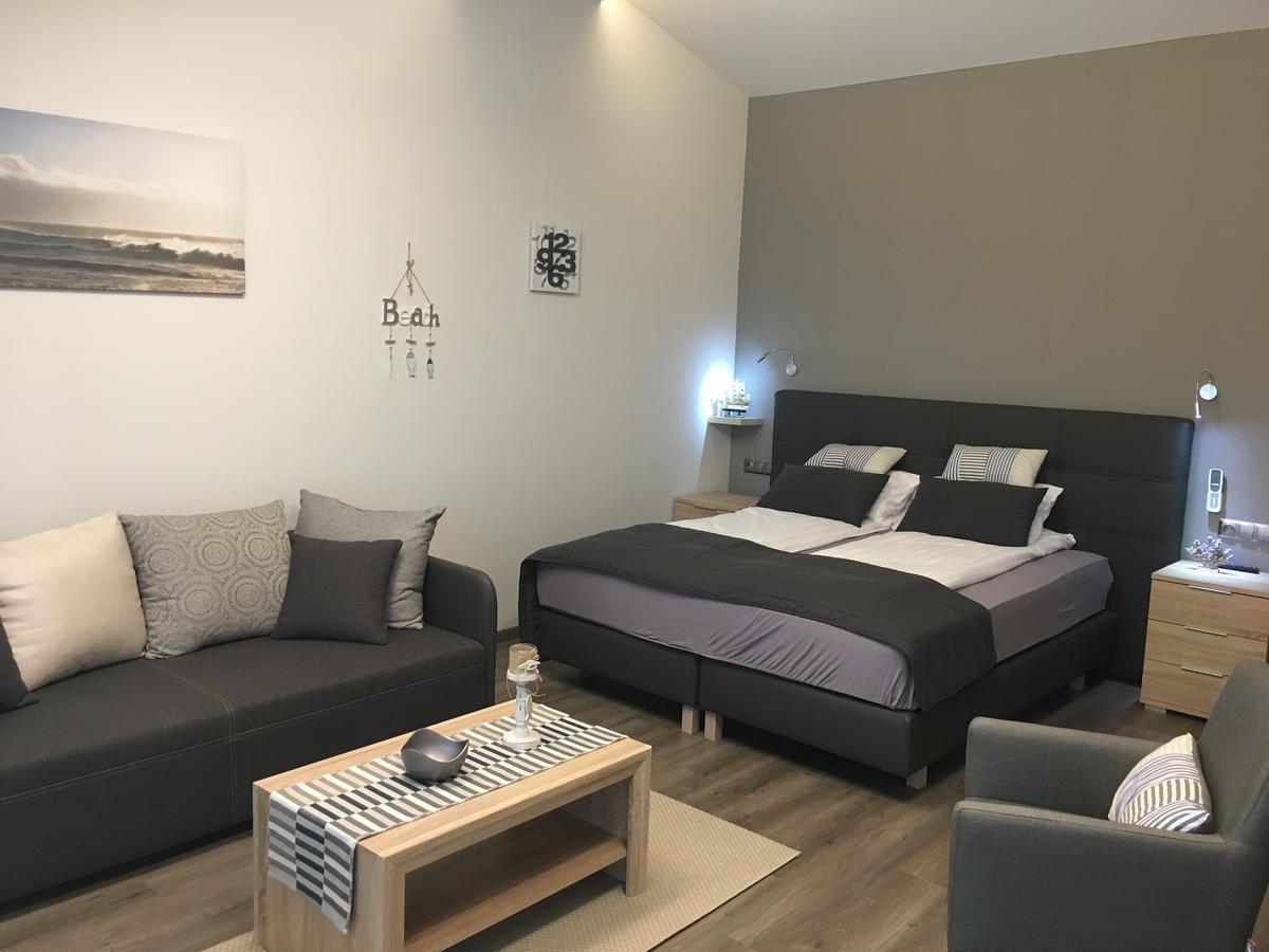 Calypso Lakeside Rooms & Lux Apartments Шиофок Экстерьер фото