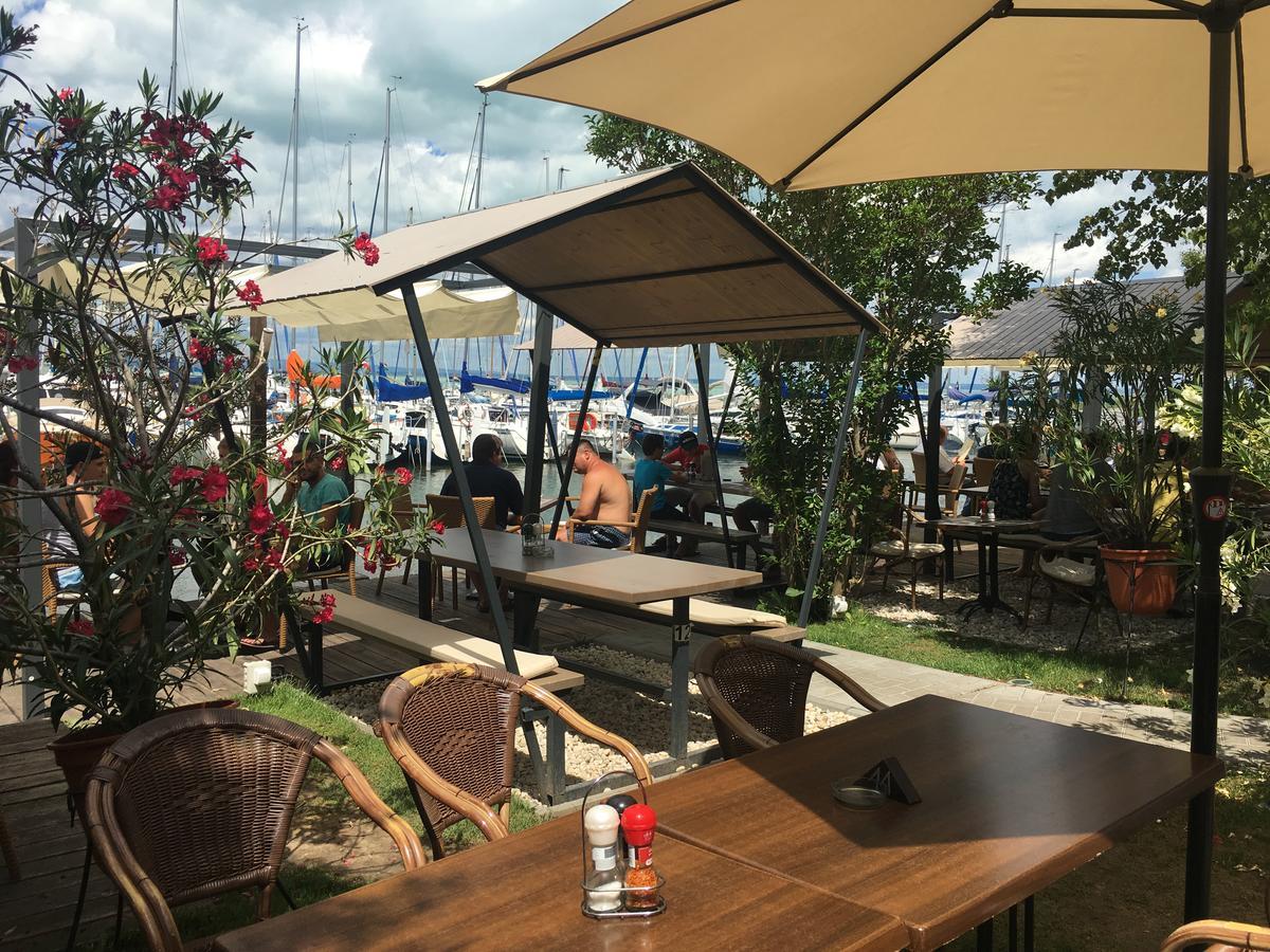 Calypso Lakeside Rooms & Lux Apartments Шиофок Экстерьер фото
