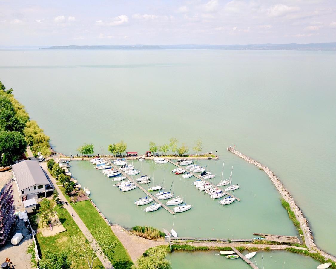 Calypso Lakeside Rooms & Lux Apartments Шиофок Экстерьер фото