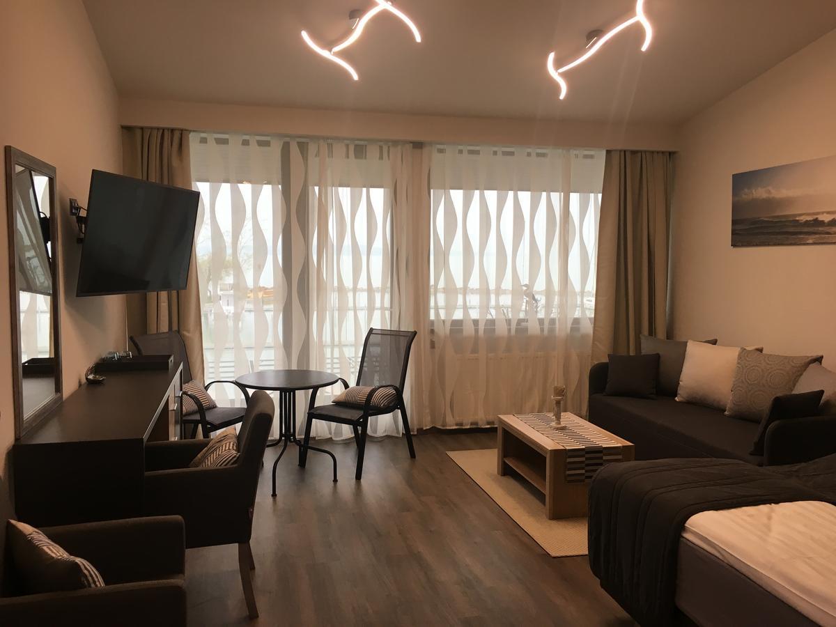 Calypso Lakeside Rooms & Lux Apartments Шиофок Экстерьер фото