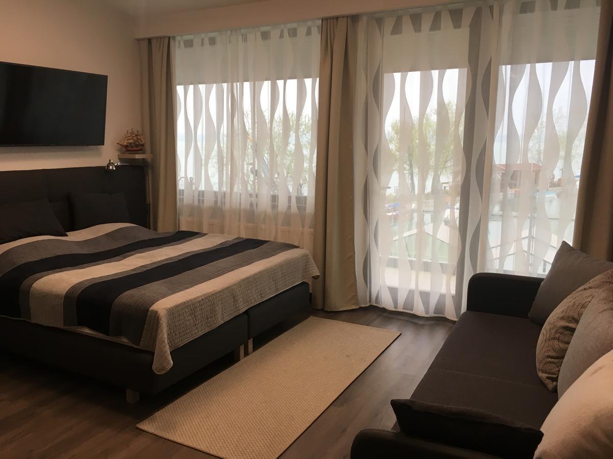 Calypso Lakeside Rooms & Lux Apartments Шиофок Экстерьер фото