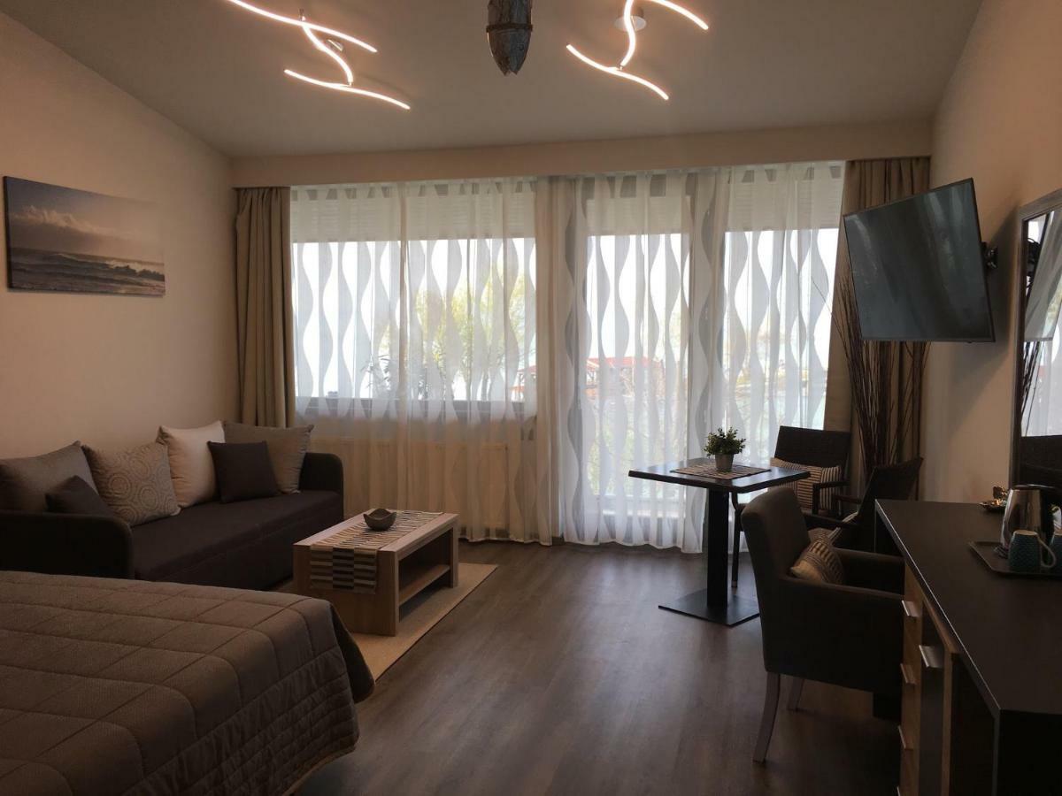 Calypso Lakeside Rooms & Lux Apartments Шиофок Экстерьер фото